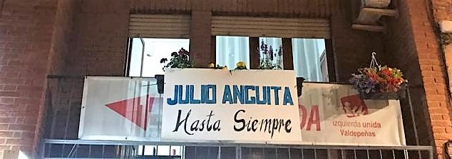 La pancarta en memoria de Julio Anguita cuelga en el el balcón de la sede de Izquierda Unida Valdepeñas. Reza: Julio Anguita. Hasta siempre